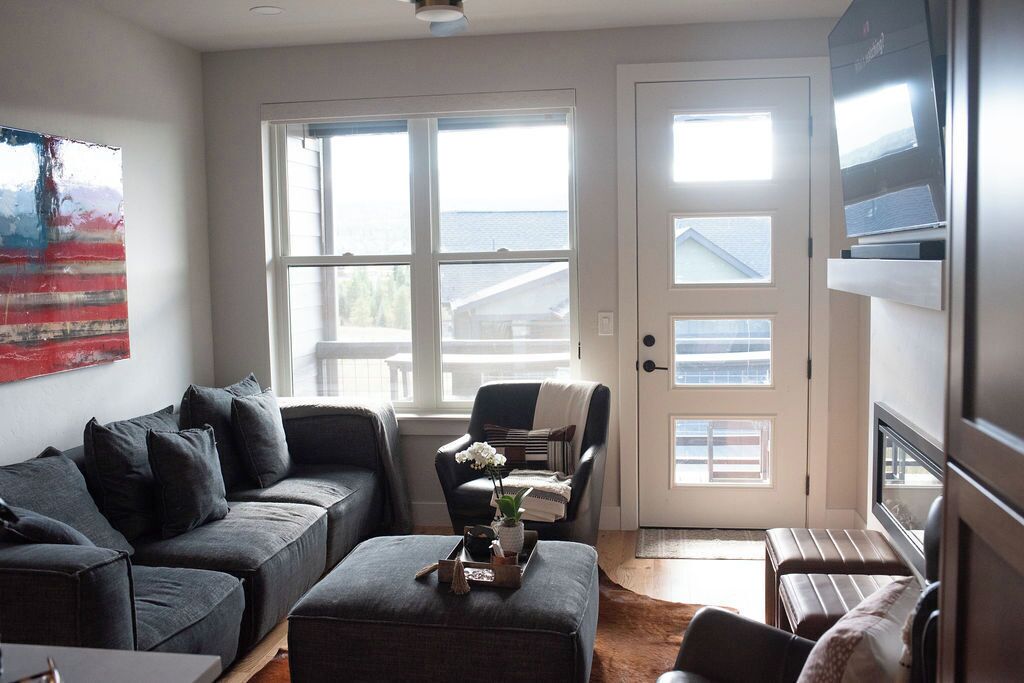 Smart-TV, Kamin, Bücher, Computerbildschirme