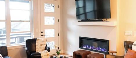 Smart TV, caminetto, libri, monitor per computer