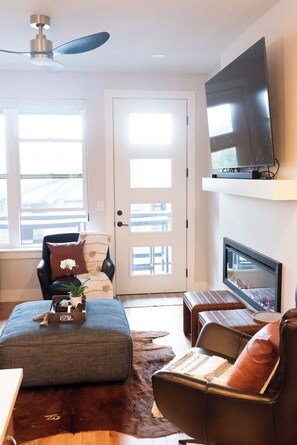 تلفزيون ذكي، مدفأة، كُتُب، شاشة كمبيوتر