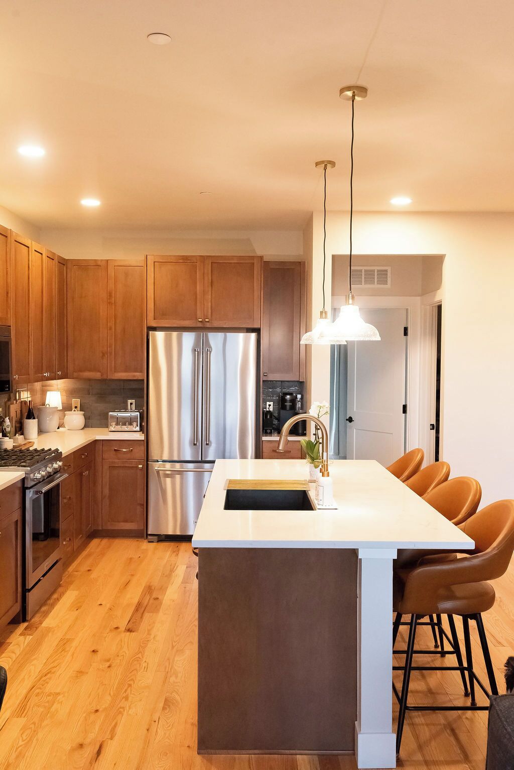 Kjøleskap, ovn, kokeplater og oppvaskmaskin