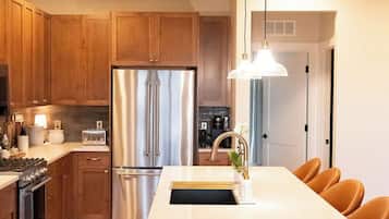 ثلاجة، فرن، موقد طهي مسطح، غسالة أطباق