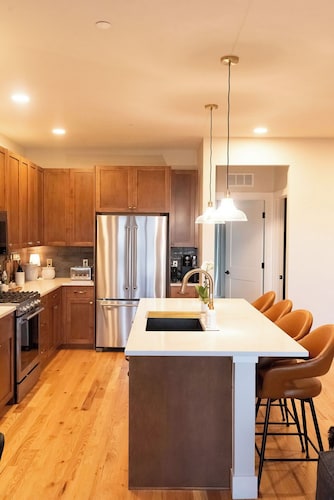 Brand New 4 bedroom luxury townhome, private hot tub, great views, 2 car garage