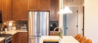 Brand New 4 bedroom luxury townhome, private hot tub, great views, 2 car garage