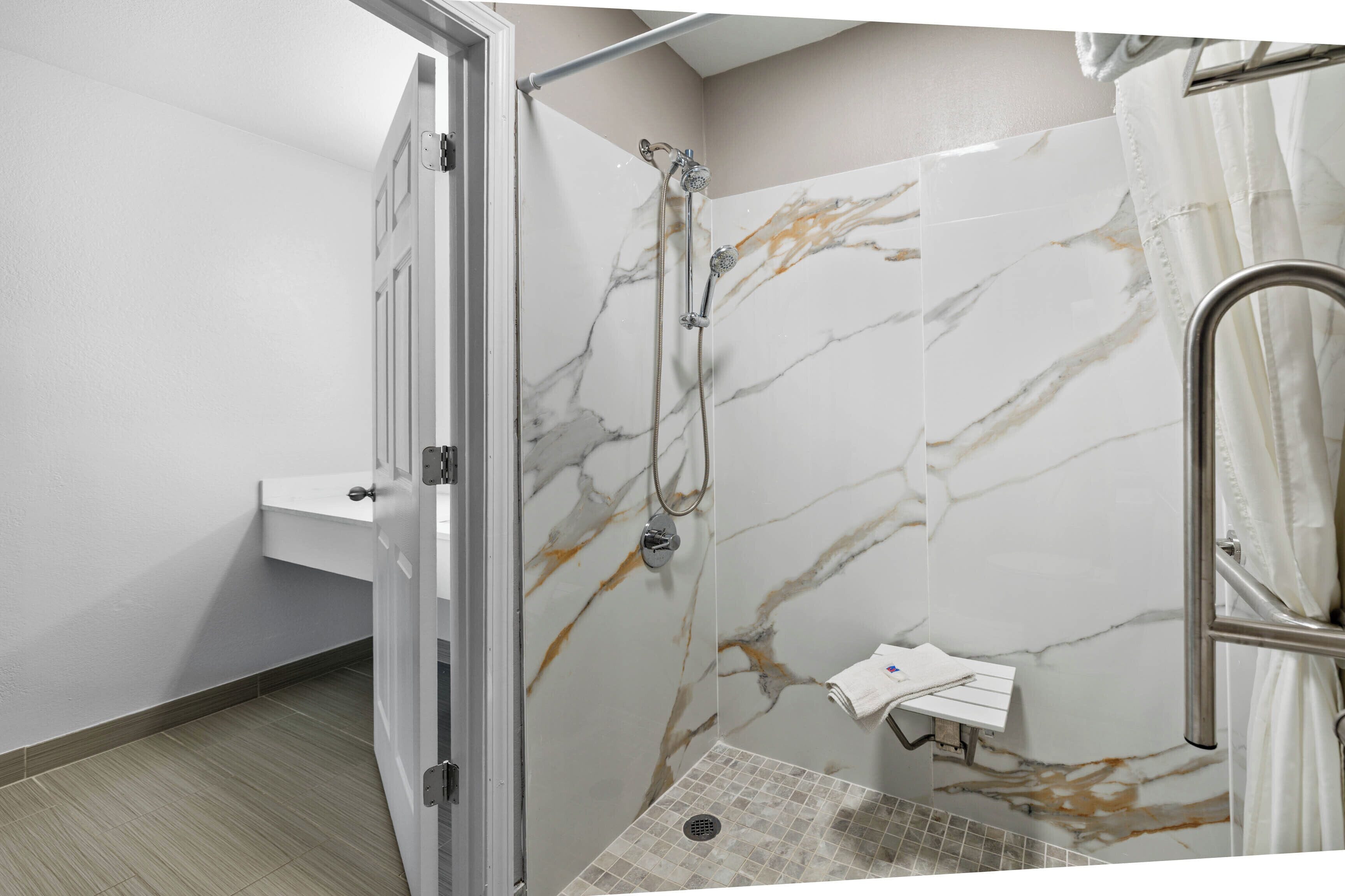 Chambre Deluxe, 2 grands lits, non-fumeur, réfrigérateur et four à micro-ondes | Salle de bain