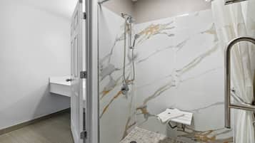 Chambre Deluxe, 2 grands lits, non-fumeur, réfrigérateur et four à micro-ondes | Salle de bain
