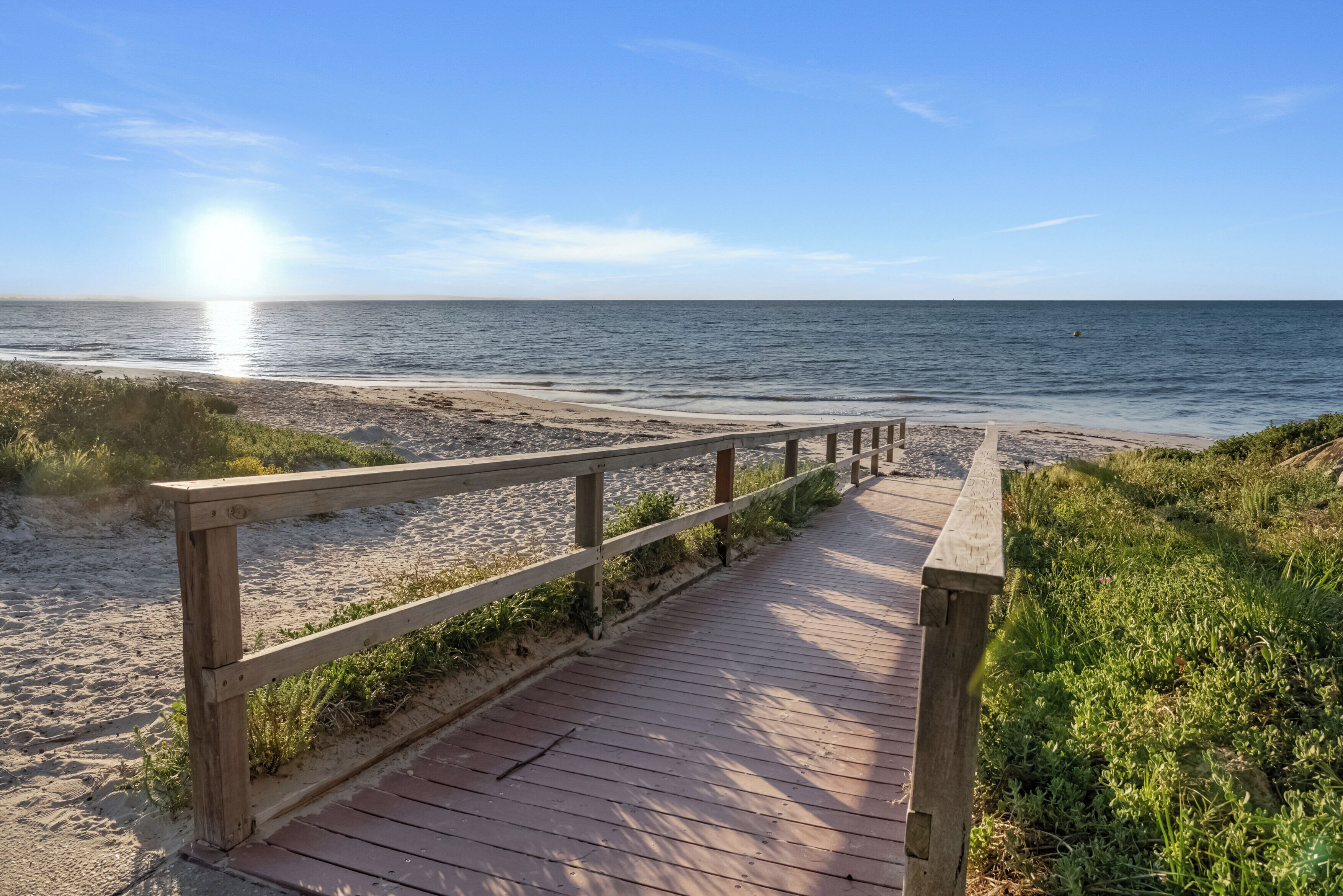 Nær stranden, solsenger og strandhåndklær