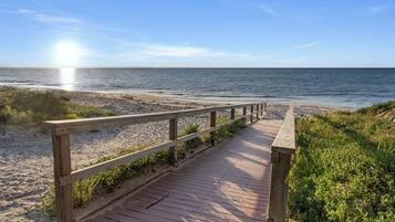 Plage à proximité, chaises longues, serviettes de plage