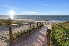 Plage à proximité, chaises longues, serviettes de plage