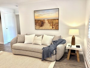 Smart TV, books - White Sands Holiday Home | Central Busselton - Walk Everywhere | Pet Friendly (West Busselton)