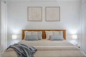 3 bedrooms, iron/ironing board, free WiFi, bed sheets - White Sands Holiday Home | Central Busselton - Walk Everywhere | Pet Friendly (West Busselton)