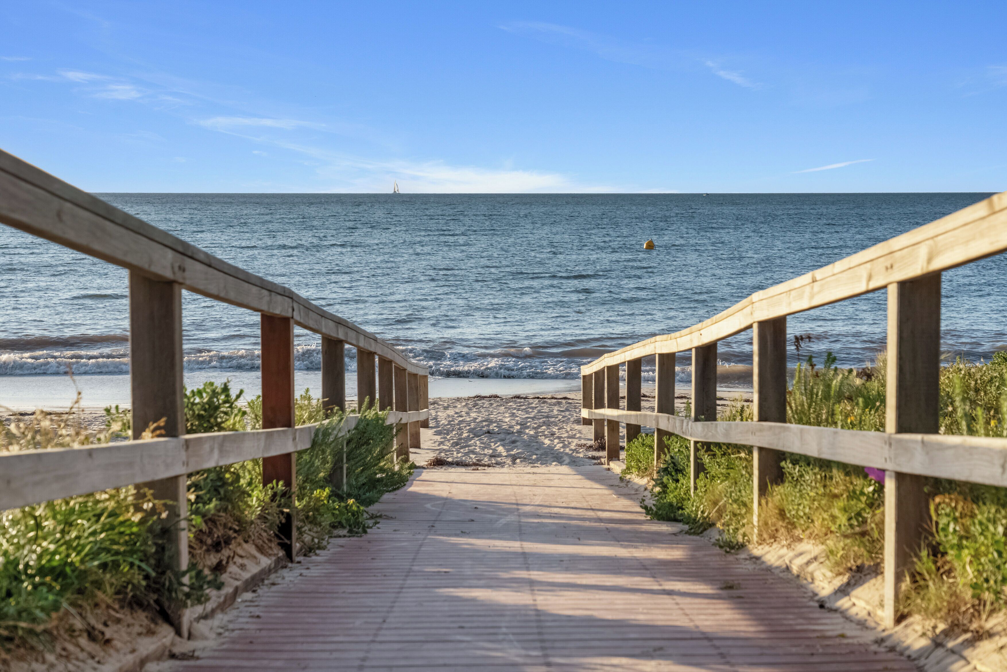 بالقرب من الشاطئ، كراسي للتشمس، مناشف للشاطئ