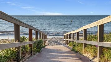 بالقرب من الشاطئ، كراسي للتشمس، مناشف للشاطئ