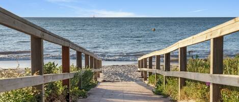 Una playa cerca, sillas reclinables de playa, toallas de playa