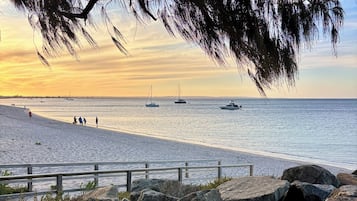 Plage à proximité, chaises longues, serviettes de plage