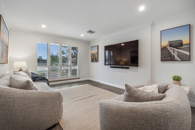 White Sands Holiday Home | Central Busselton - Walk Everywhere | Pet Friendly