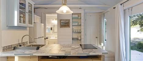 Køleskab, mikrobølgeovn, ovn, kogeplade