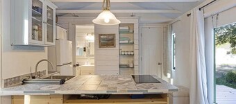 Kemah Cottages on Walsh - Tiny House