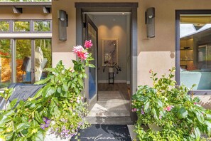 تفاصيل الفندق من الخارج