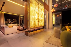 المنشأة من الداخل