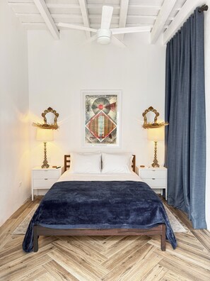 2 slaapkamers, een strijkplank/strijkijzer, internet, beddengoed