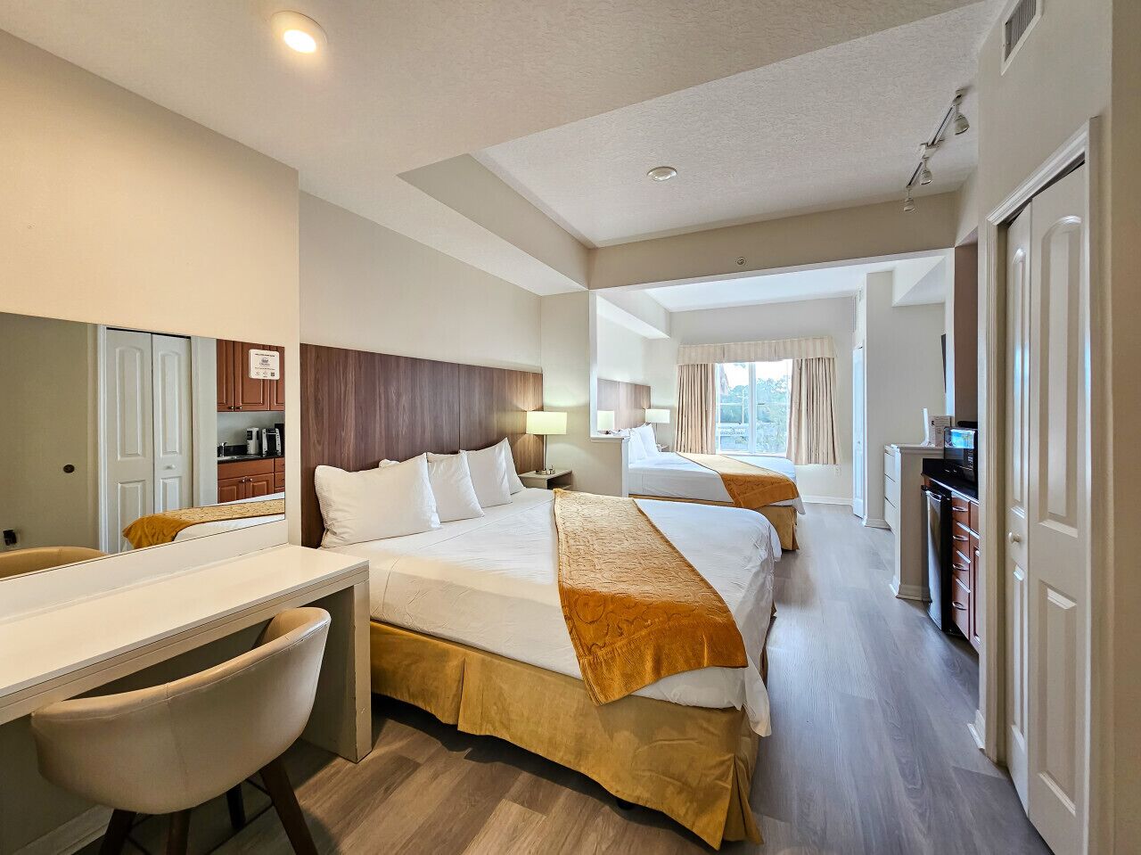 2 bedrooms, desk, iron/ironing board, WiFi