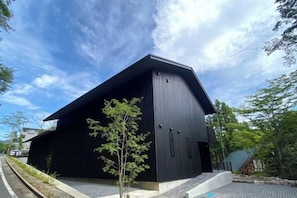 A modern building with a flat roof and a large entrance. - MONS GORA (Hakone)