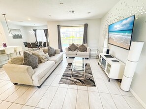 TV - Lovely Home in Gated Resort with Extensive Amenities (Davenport)