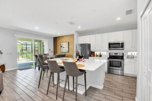 Kjøleskap, mikrobølgeovn, kokeplater og oppvaskmaskin