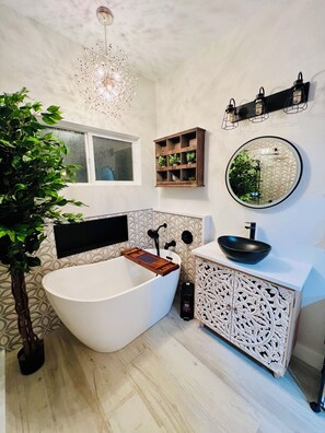 Sèche-cheveux, serviettes fournies, savon, shampoing