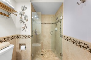 Shower, hair dryer, towels - New Listing! Direct Ocean Views, Private Lanai (Kihei)