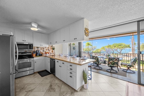 New Listing! Direct Ocean Views, Private Lanai