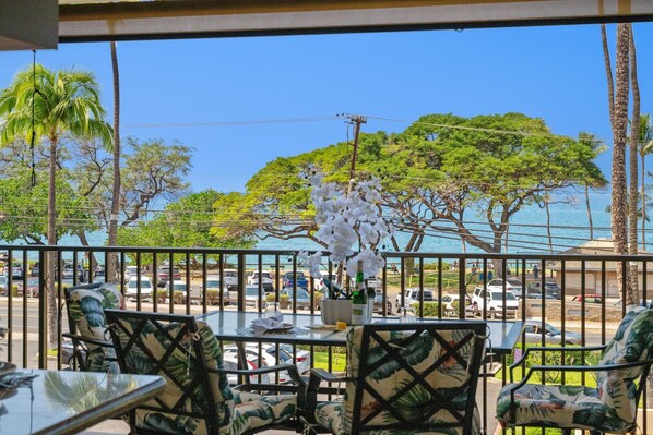 Outdoor dining - New Listing! Direct Ocean Views, Private Lanai (Kihei)