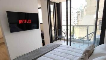 Tabla de planchar con plancha, wifi y ropa de cama