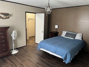 3 bedrooms, free WiFi, bed sheets - Fishing camp with boat stall cleaning table three bedroom two bath (Hackberry)