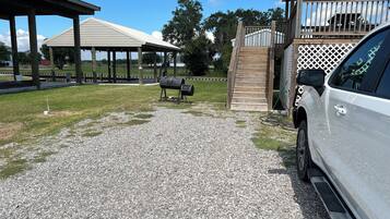 المنطقة المحيطة بالمنشأة