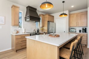 Fridge, microwave, dishwasher, coffee/tea maker