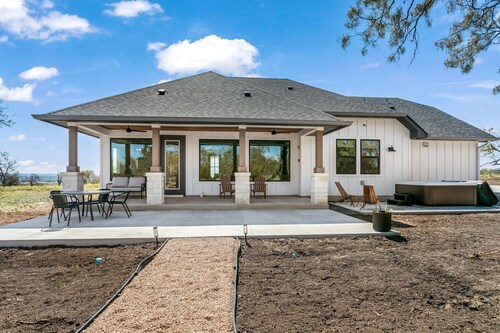 Far View Hideout | 2/2, King Beds, Wifi, Fire-pit, Hot Tub