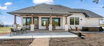 Far View Hideout | 2/2, King Beds, Wifi, Fire-pit, Hot Tub