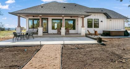 Far View Hideout | 2/2, King Beds, Wifi, Fire-pit, Hot Tub