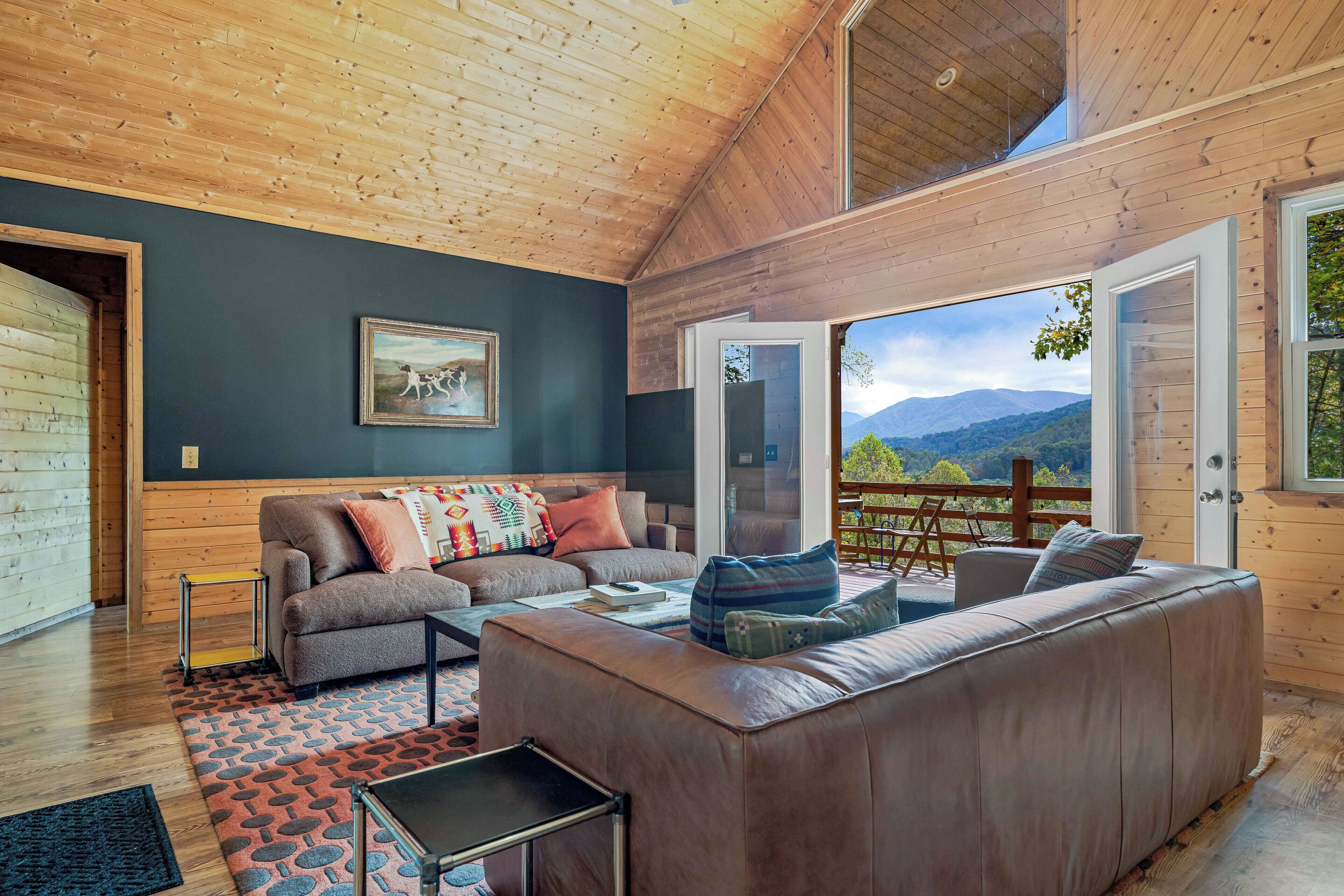 Smart-tv, eldstad, böcker och en stereo