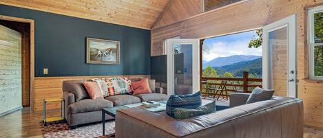 Smart TV, chimenea, libros, estéreo