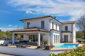 A two-story house with a swimming pool, outdoor seating, and a covered patio. - Villa Bel (Kvarner - Rasopasno) (Rasopasno)