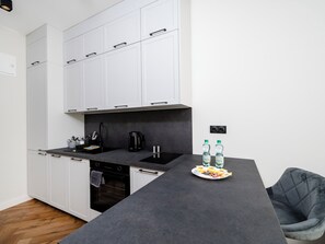 Frigorífico, horno, placa de cocina y lavavajillas