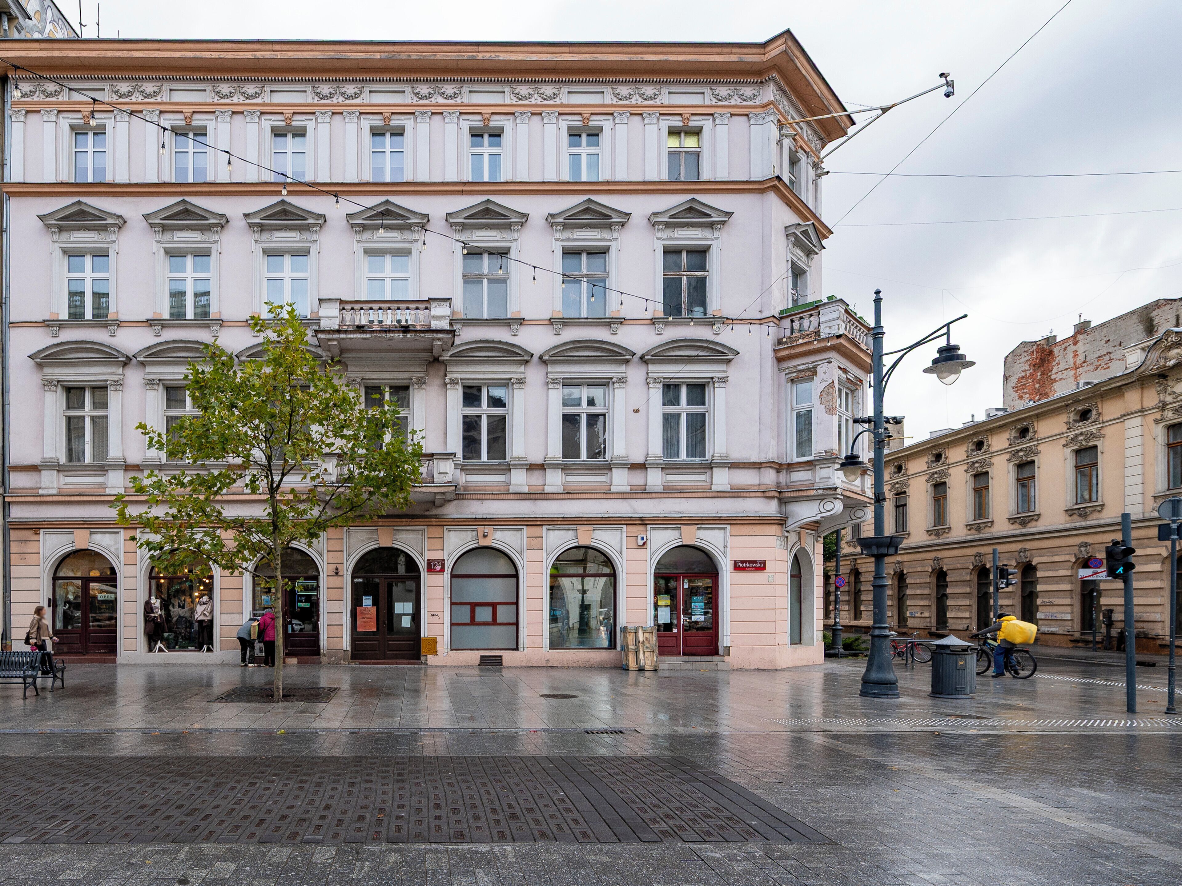 Un edificio storico dall'architettura classica, con numerose finestre e un ingresso centrale.