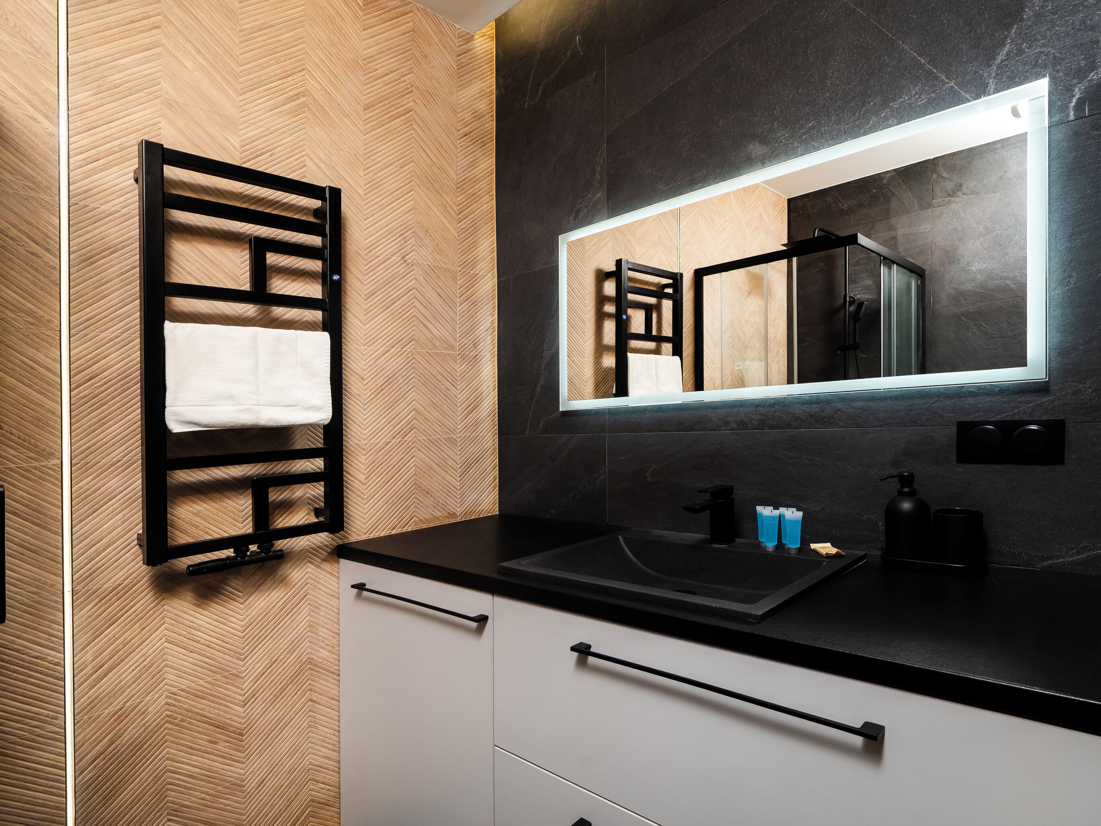 Een douche, een haardroger, handdoeken