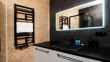 Een douche, een haardroger, handdoeken