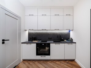 Fridge, oven, stovetop, dishwasher