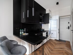 Kjøleskap, ovn, kokeplater og oppvaskmaskin