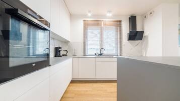 Fridge, oven, stovetop, dishwasher