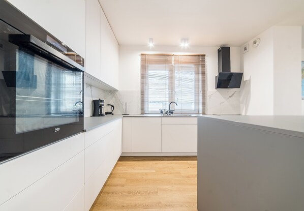 ثلاجة، فرن، موقد طهي مسطح، غسالة أطباق